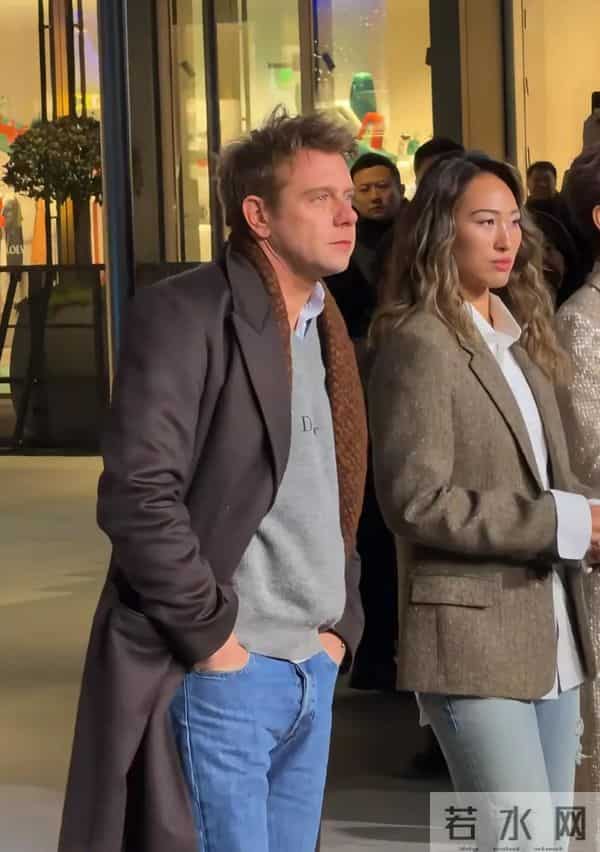 章子怡压轴亮相迪奥活动！LV家族长公主陪走红毯，高马尾嫩如少女