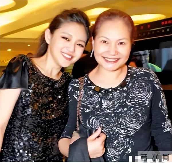 眼睛红肿、面色苍白,S妈状态引发网友担忧,原来她还没走出悲伤