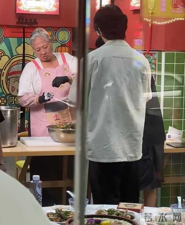 洪金宝状态回春再上热搜!被质疑注射"神秘液体",儿子最新回应