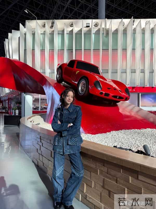 167cm的欧阳娜娜，身穿牛仔套装+黑色皮鞋，活泼可爱，又酷又甜