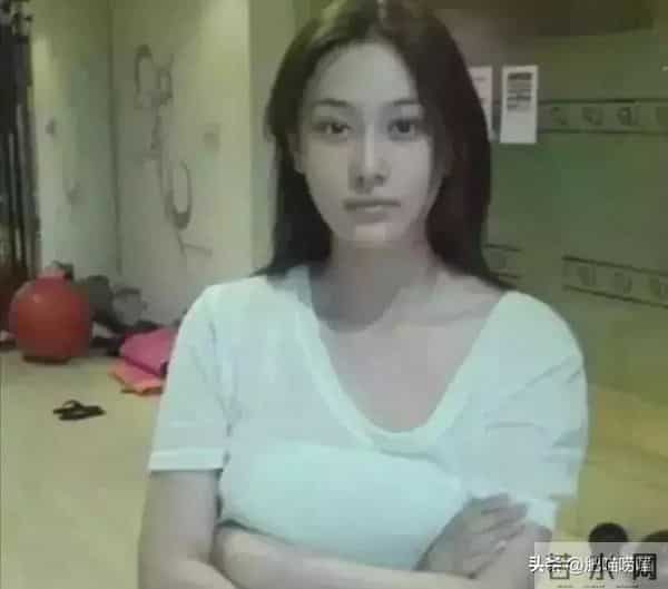 38岁张馨予晒近照,穿卫衣扎马尾似20岁,何捷真把她宠成了小女孩