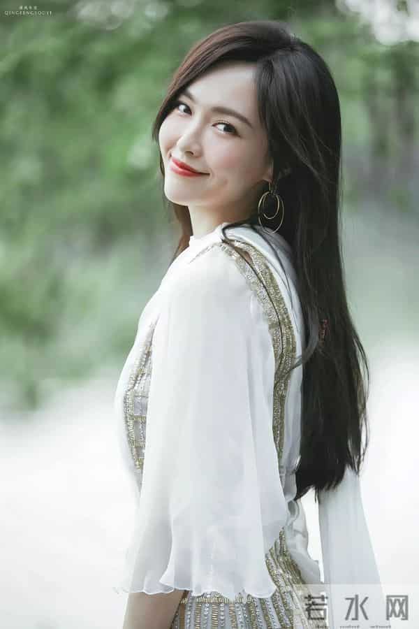 唐嫣 白纱衣+长腿,柔艳甜美风拉满!