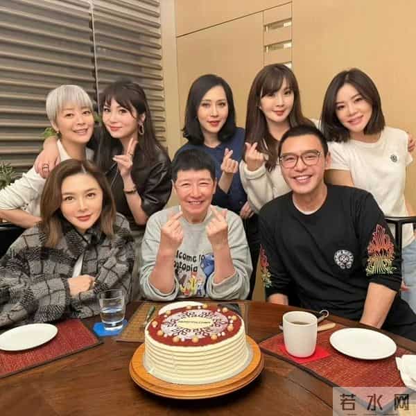 香港名流聚会打掼蛋,关之琳与顾纪筠组局,72岁钟镇涛携妻参与