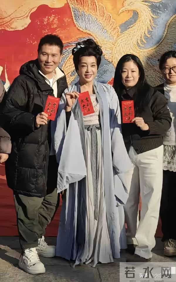 75岁刘晓庆拍短剧翻车！满脸皱纹演老太太，是真缺钱还是不服老？