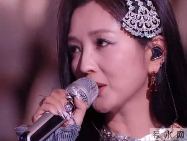 何洁咋成这样了!金头发黑皮肤身上也臃肿,连气质都变的含胸驼背