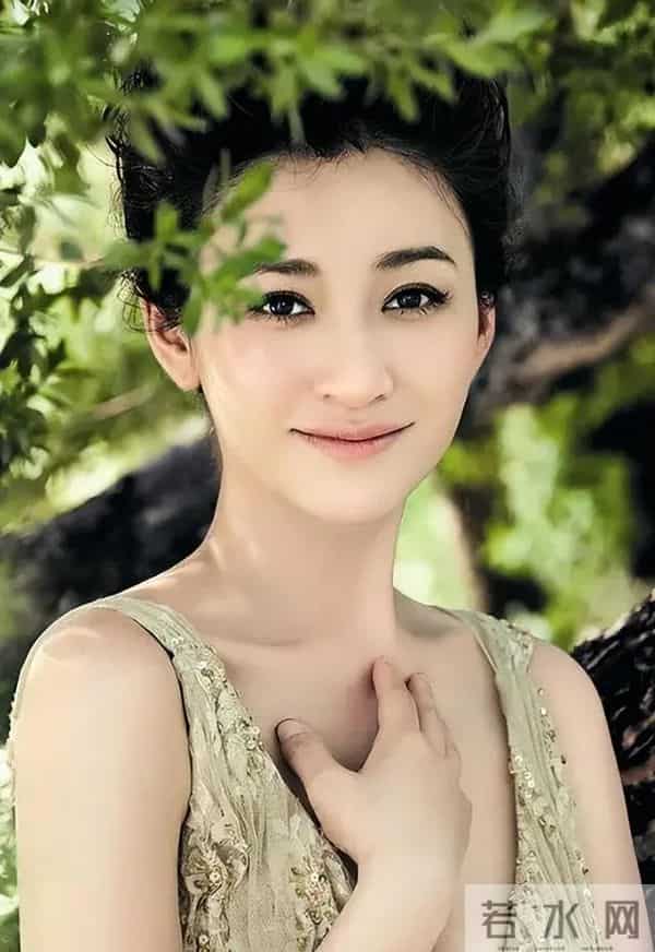 被前任折磨4年,流产2次,最后男闺蜜砸5亿"接盘"的李小冉有多离谱