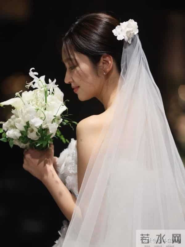 原来她已经秘密结婚了！