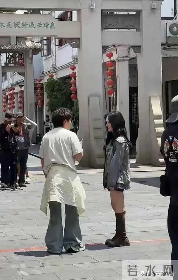 不合影不知道，一合影全露馅！原来这些明星都是潜藏的“小土豆”