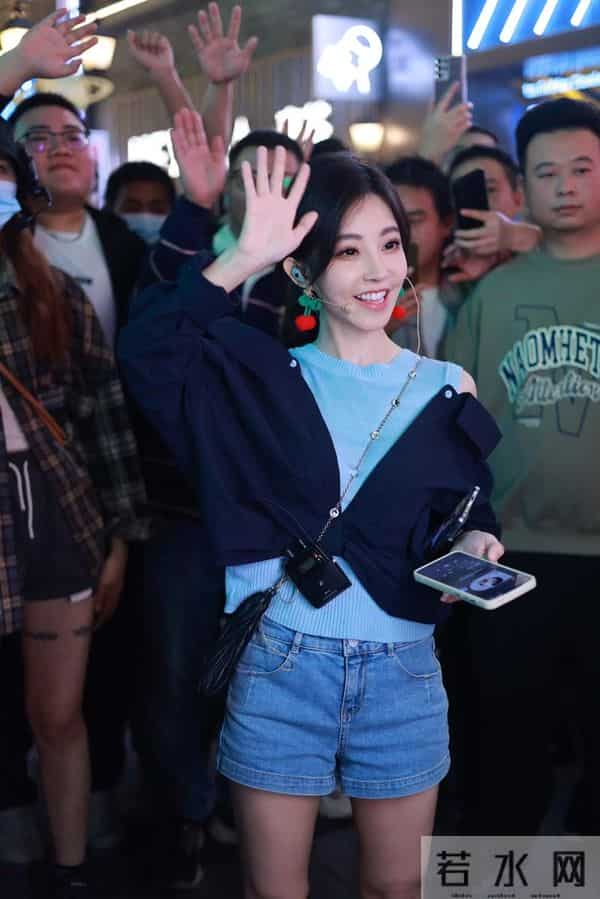 34岁冯提莫癌症复发后复播,巧妙遮挡手术疤痕,粉丝:女神别熬夜