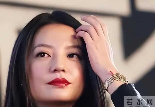 面相又变了！49岁赵薇近况曝光，又老又瘦没架子，却再无回头路走