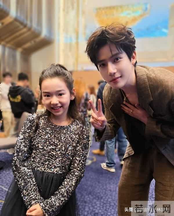 小酒窝晒了和杨幂白鹿檀健次刘宇宁黄景瑜王安宇合照引爆全网!