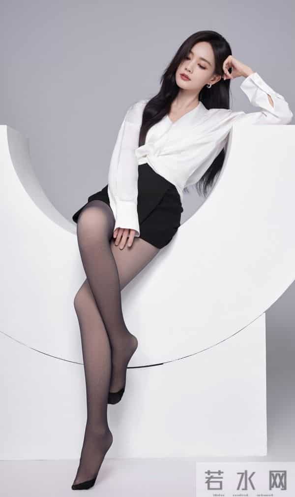 李一桐建模级美腿+慵懒纯欲感,34岁少妇韵味美到犯规