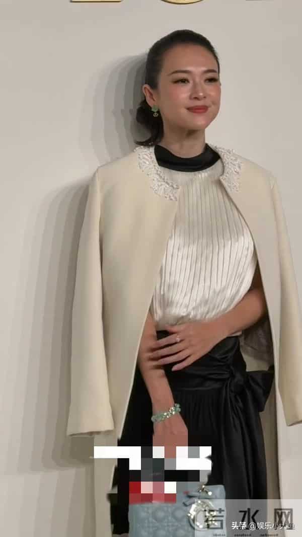章子怡出席北京Dior之家开幕,穿米色长款外套,压轴出场大气漂亮