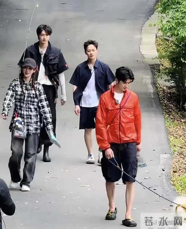 不合影不知道，一合影全露馅！原来这些明星都是潜藏的“小土豆”