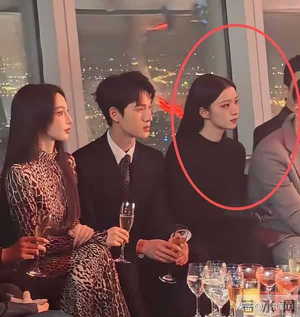 上海这一夜，搔首弄姿的彭小苒，被26岁王楚然秒了：妆再浓也白搭