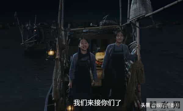 一脸苦相,眼神空洞,表情死板,没李纯的气质,谭凯也带不动她