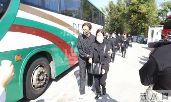 香港TVB著名男星的父亲在近日离世,他送别父亲最后一程