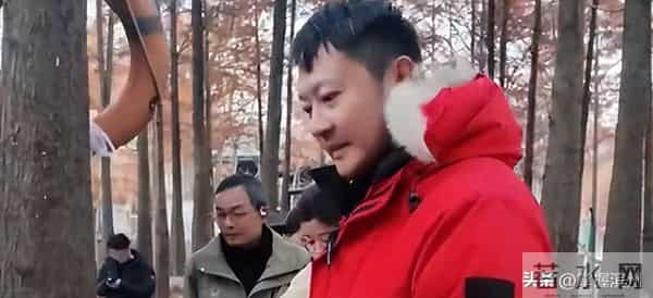 男子称妻子在安徽一景区不慎落水,被演员印小天从水中救起;印小天本人回复:本能反应,小事一件