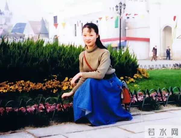 男友病逝后和妈妈抱头痛哭,54岁未婚无儿无女,如今吕薇后悔了吗