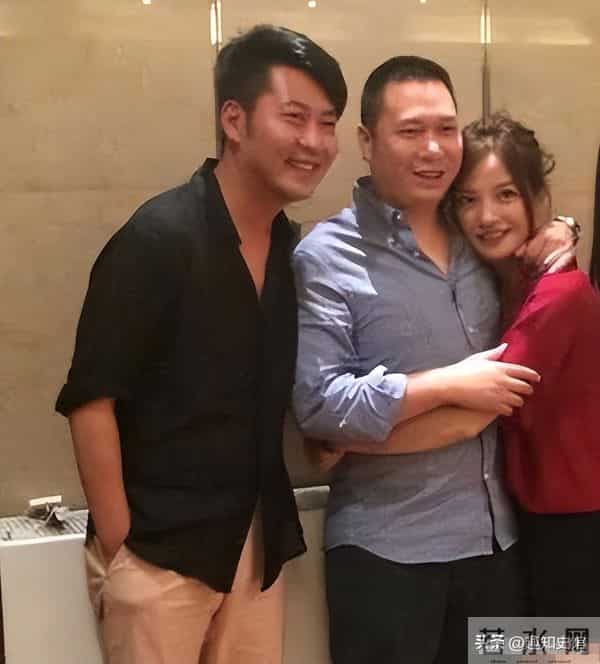 面相又变了!49岁赵薇广东吃饭,又老又瘦没架子,却再无回头路走