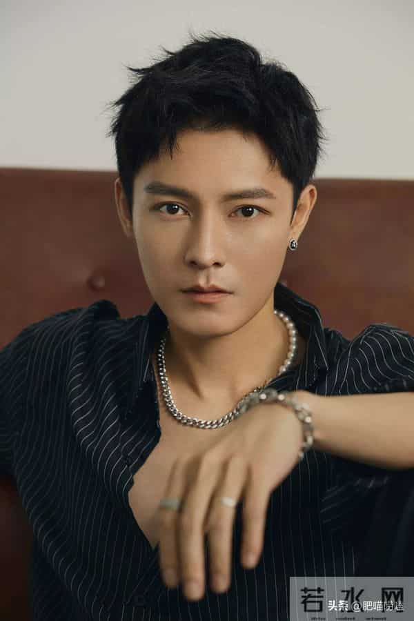 38岁张馨予晒近照,穿卫衣扎马尾似20岁,何捷真把她宠成了小女孩