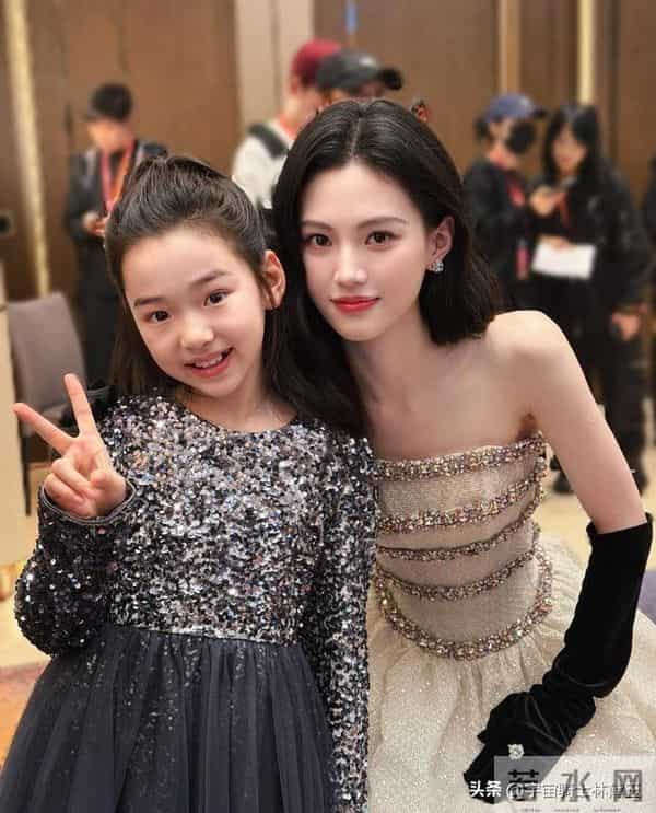 小酒窝晒了和杨幂白鹿檀健次刘宇宁黄景瑜王安宇合照引爆全网!