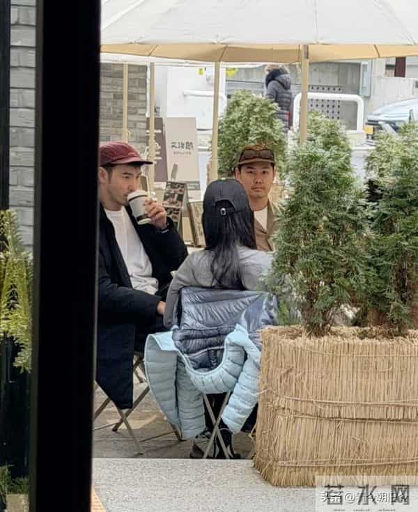 42岁阮经天和弟弟现身韩国首尔逛街购物,兄弟俩的身材很高挑。