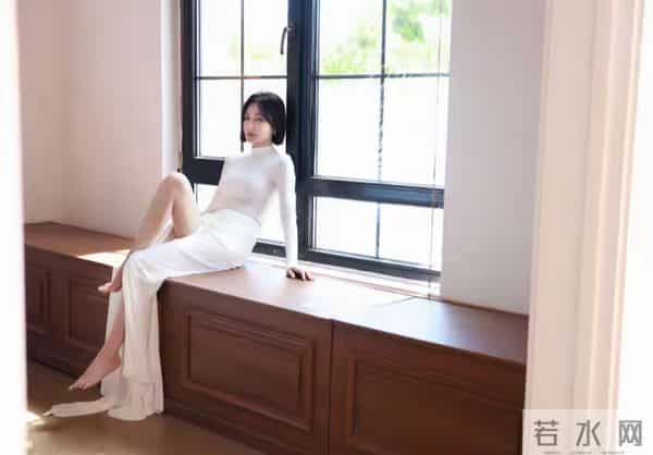 46岁秦岚太丰满,穿紧身打底衫都兜不住好身材,难怪直男都喜欢她