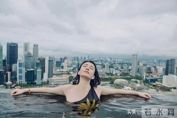 母其弥雅，黑色泳装，秀大长腿