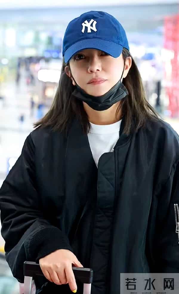 封杀4年后，赵薇带3个助理现身北京机场，脸小一圈引猜测：想复出