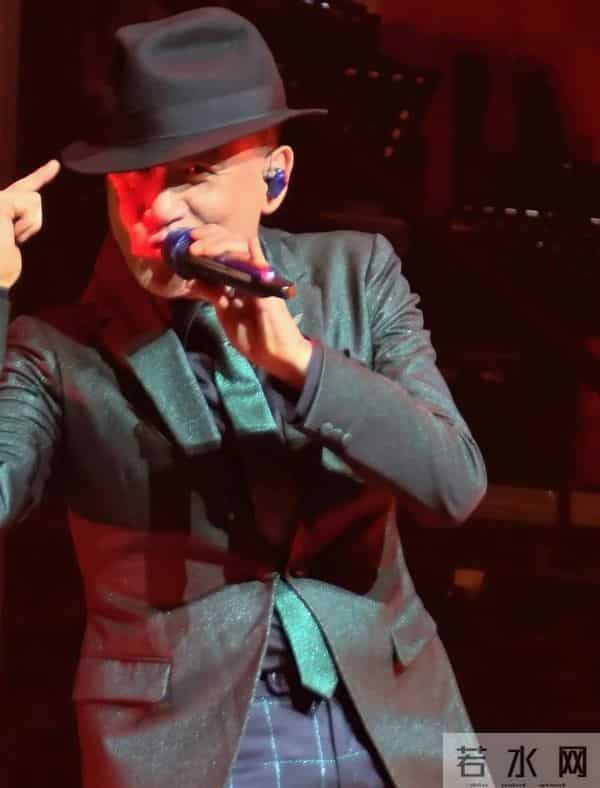 邱淑贞和昆凌坐一起看张学友演唱会，邱淑贞扎高马尾比昆凌漂亮！