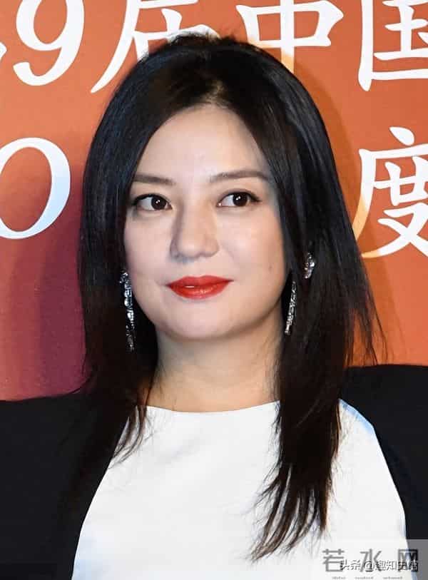 面相又变了！49岁赵薇广东吃饭，又老又瘦没架子，却再无回头路走