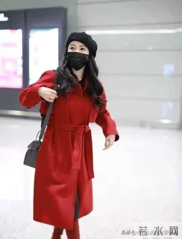 57岁伊能静不服老，机场穿红大衣+长筒靴+贝雷帽，越老越时髦
