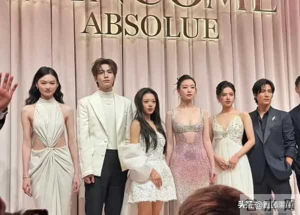 不合影不知道，一合影全露馅！原来这些明星都是潜藏的“小土豆”