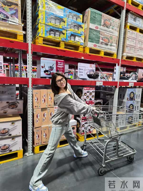 吴艳妮分享松弛生活，灰卫衣搭牛仔裤逛山姆，短发造型尽显灵动美