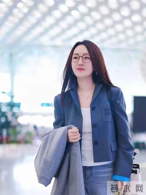 许久未露面的54岁杨钰莹独自现身深圳，蓝色穿搭清爽如少女