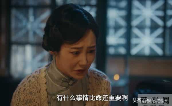 一脸苦相,眼神空洞,表情死板,没李纯的气质,谭凯也带不动她