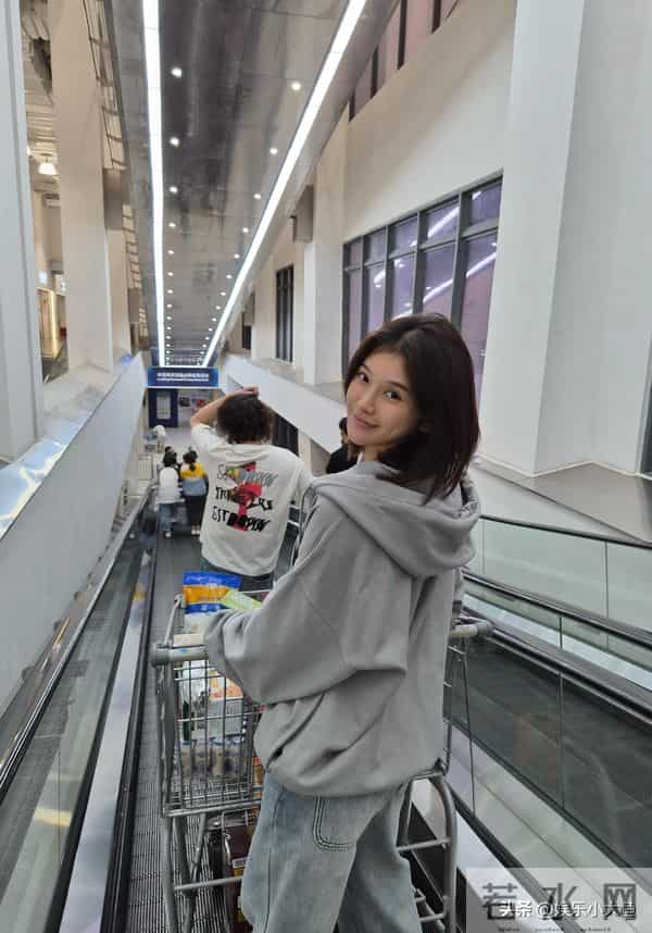 吴艳妮广西逛山姆,穿灰色卫衣牛仔裤好松弛,戴着黑框眼镜好可爱
