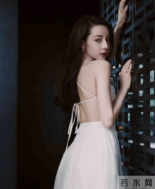 迪丽热巴 露背裙