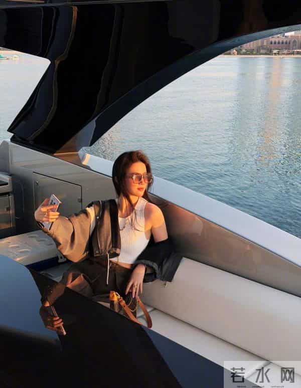 刘亦菲瘦了!她穿小背心游艇上自拍,雪白肌肤,白富美松弛又帅气