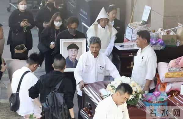 突发！马国明父亲离世，出殡过程曝光，汤洛雯搀扶着婆婆送别公公