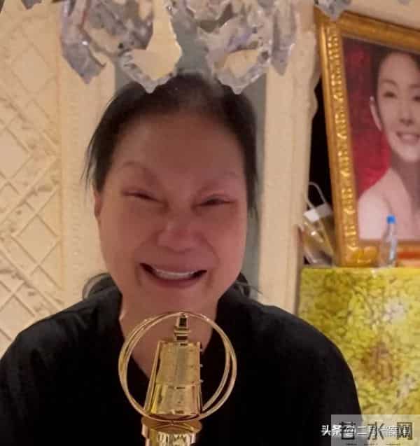 S妈手捧金钟奖落泪，大S相框旁放杂物引争议，爱与不爱真的很明显