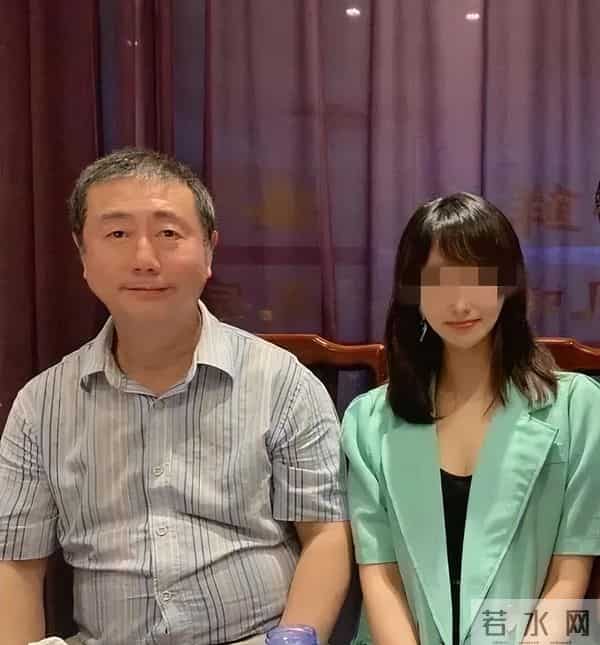 前央视主持方宏进现状：定居香港，63岁满脸沧桑，摇身一变成商人