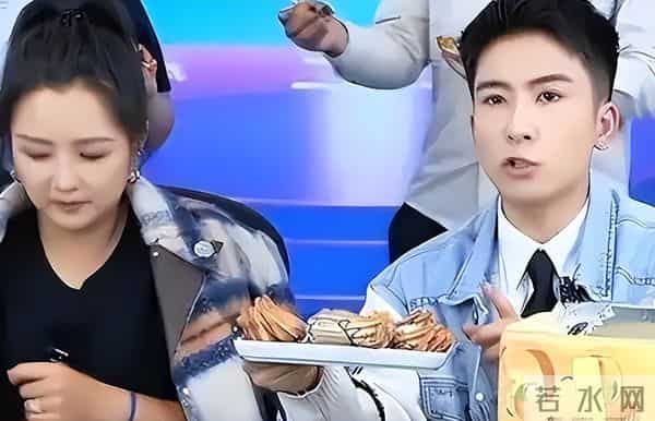 39岁何洁被嘲不忍直视, 腋下勒出副乳肚子三层肉, 养4个娃操劳疲惫