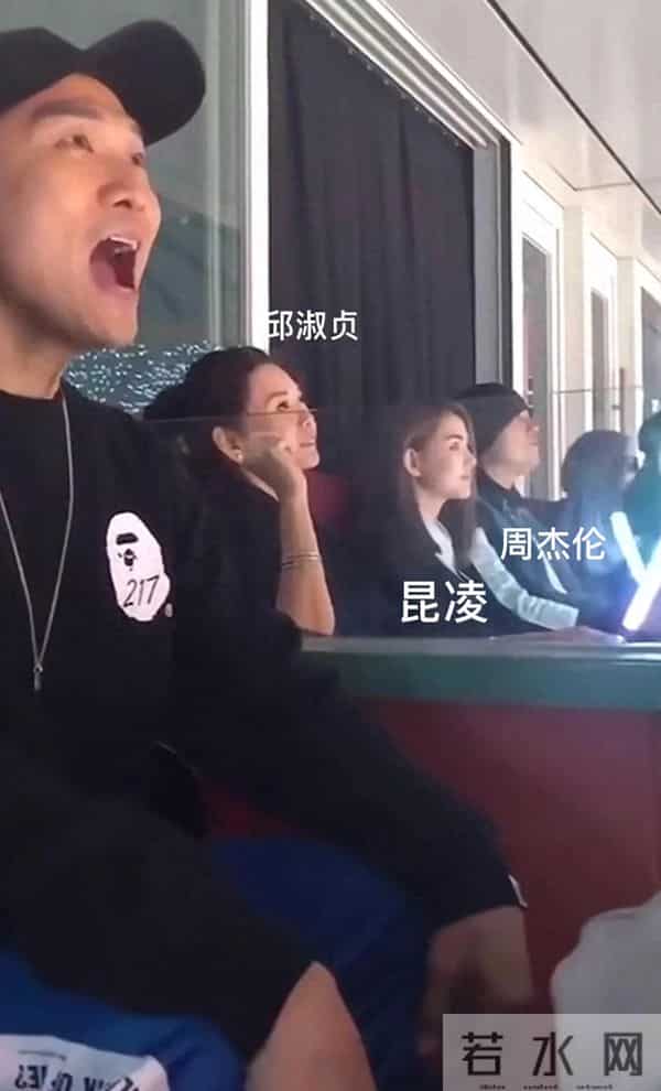 邱淑贞和昆凌坐一起看张学友演唱会，邱淑贞扎高马尾比昆凌漂亮！
