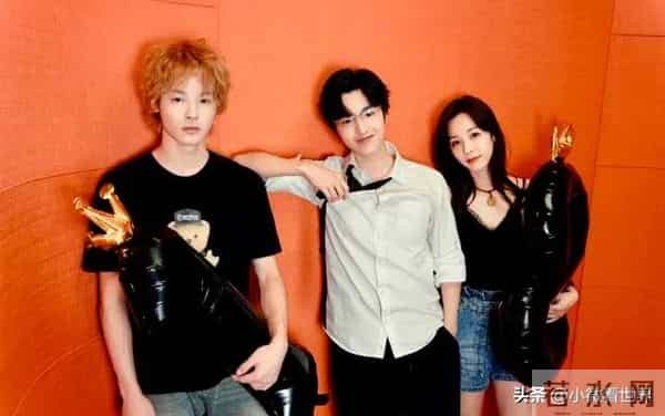 马景涛前妻带180高个儿子逛街，母子仨像姐弟，骄傲称儿子比爸帅