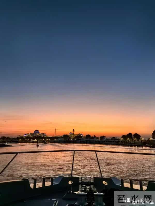 美爆了!刘亦菲旅游游艇新照 身穿LV系列高调奢华 减肥成功重返巅峰