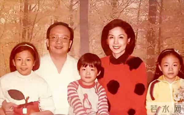 蒋万安童年时的全家福，母亲眉目如画气质不凡，一家人温暖又温馨