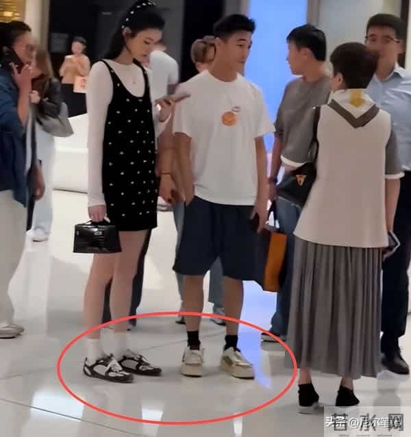 65岁梁安琪带奚梦瑶逛奢店,不敢上扶梯想走没成功,何猷君显尴尬