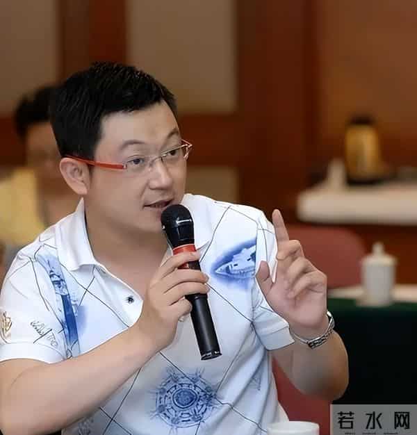 曾是上海知名主持人，辞职下海成百亿富豪，妻子还是大家熟悉的她